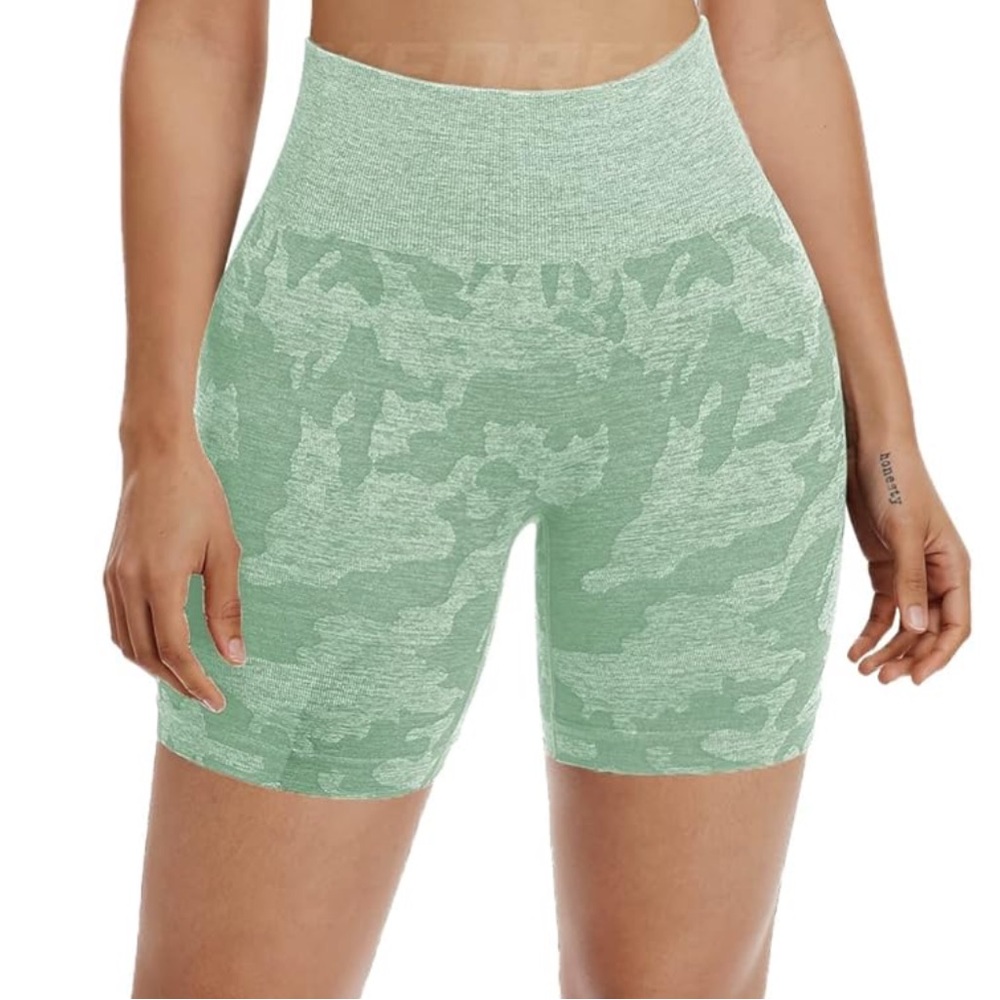 Seamless Green Camo Women's Bike Shorts